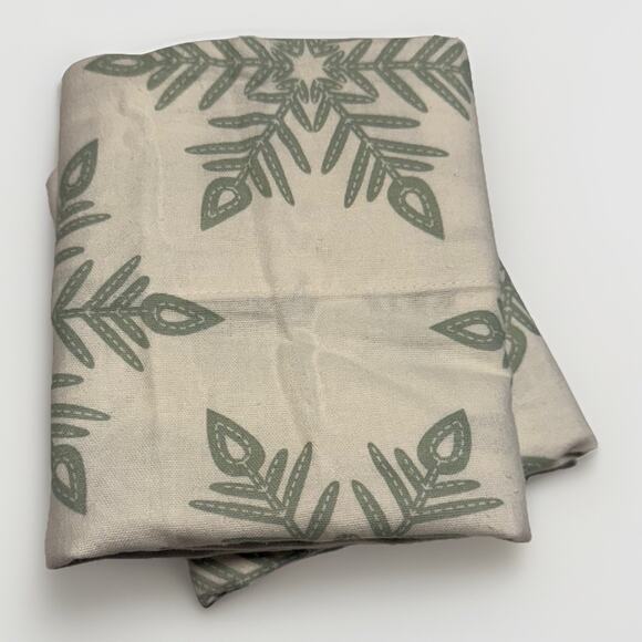Great Bay Home Set of 2 Standard Pillowcases Green Snowflake 100% Cotton - Picture 2 of 8